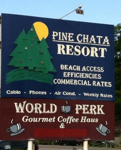 Pine Chata Motel (Pine Chata Family Resort) - Sign Photo (newer photo)